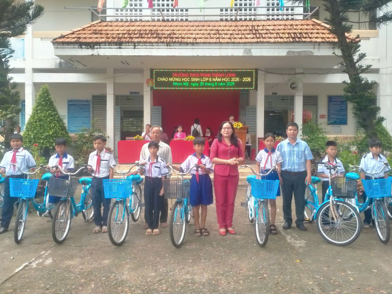 Xã Nhơn Mỹ tổ chức bàn giao học sinh lớp 5 lên lớp 6 năm học 2025 – 2026 - tặng 21 chiếc xe đạp cho học sinh