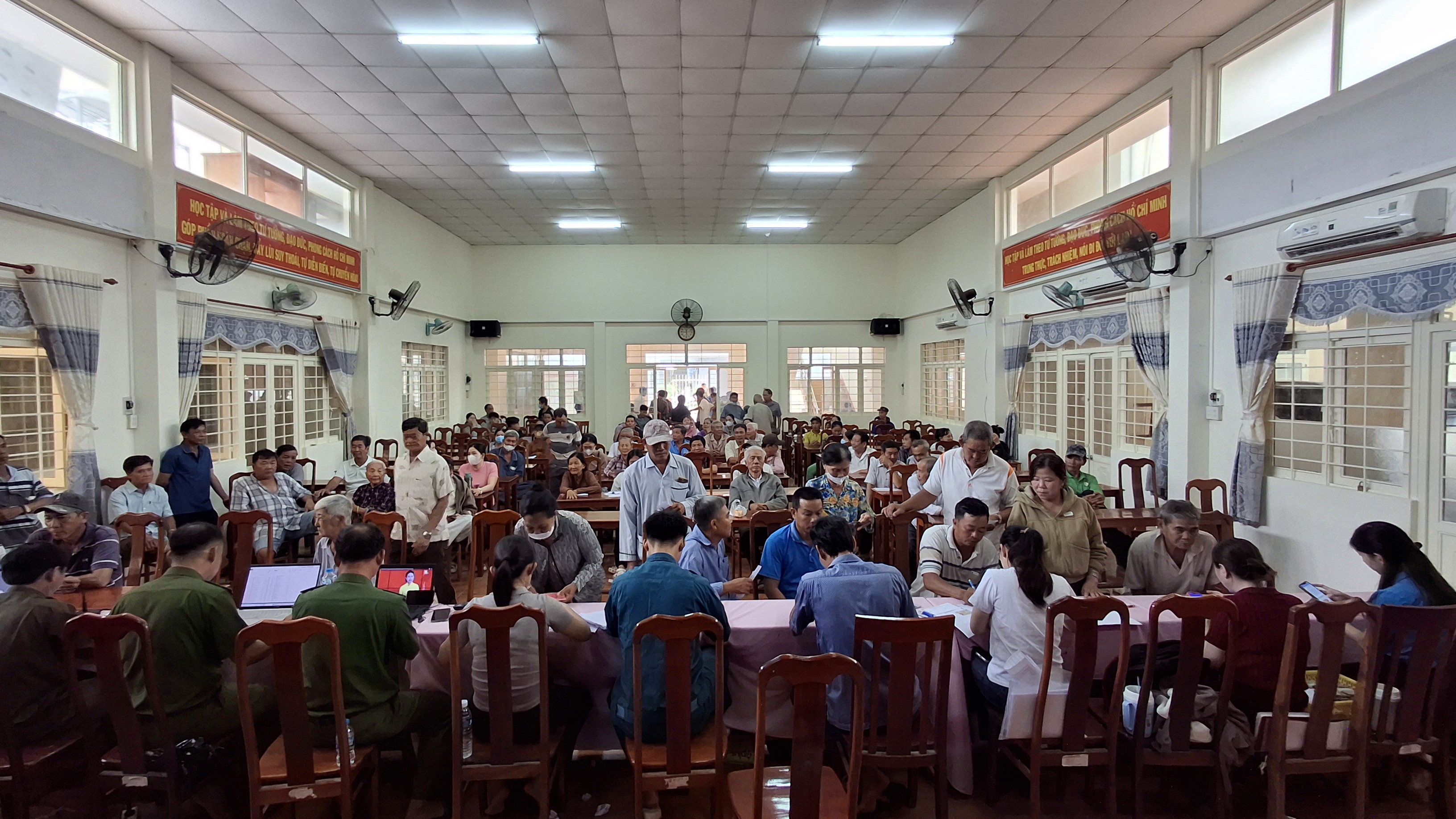 Xã Nhơn Mỹ (An Giang)tặng quà Nhân dân nhân dịp kỷ niệm 80 năm Cách mạng tháng Tám và Quốc  khánh 2/9 trên địa bàn xã Nhơn Mỹ.