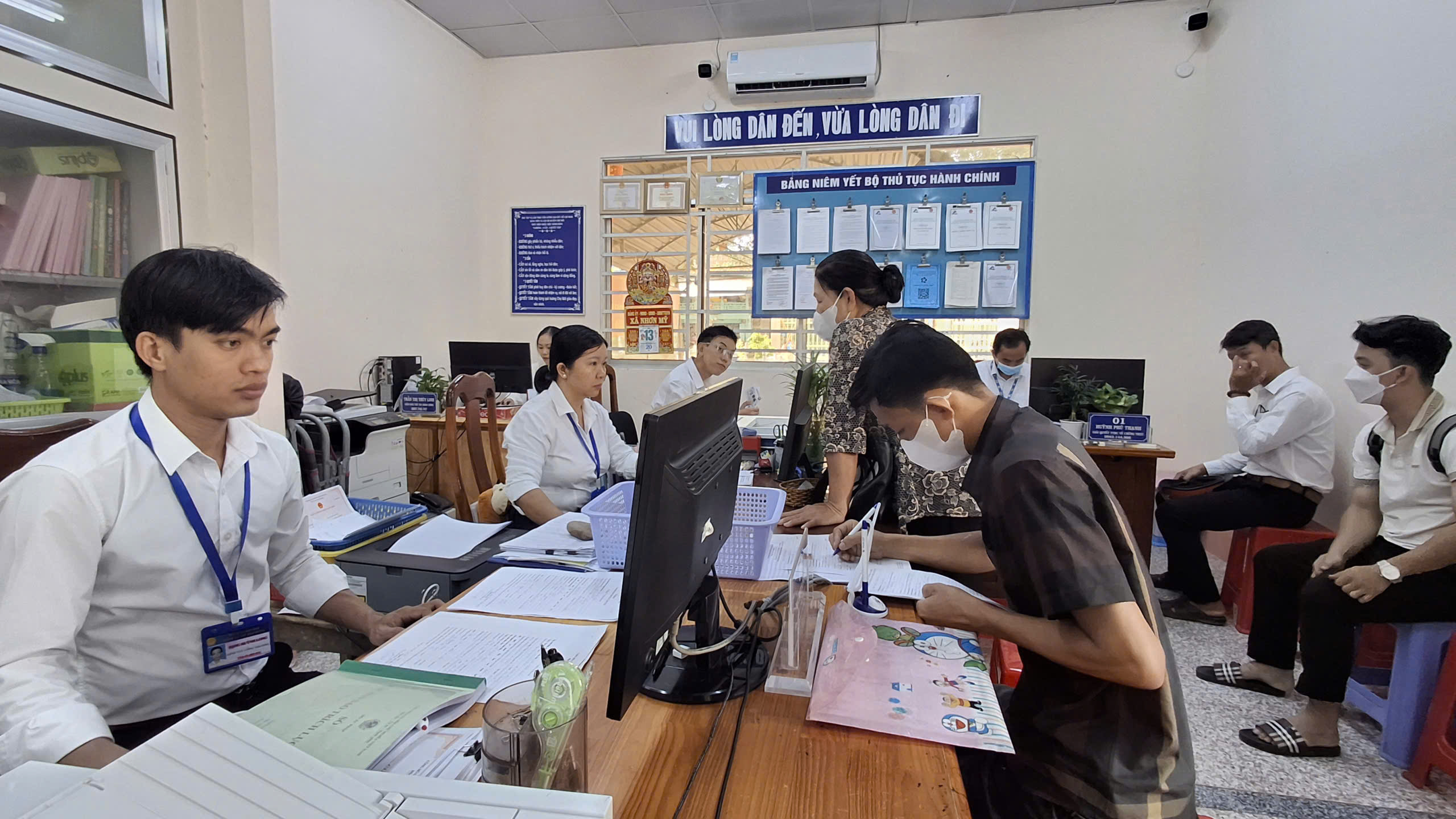 Công chức Trung tâm đang hướng dẫn thủ tục hành chính cho người dân