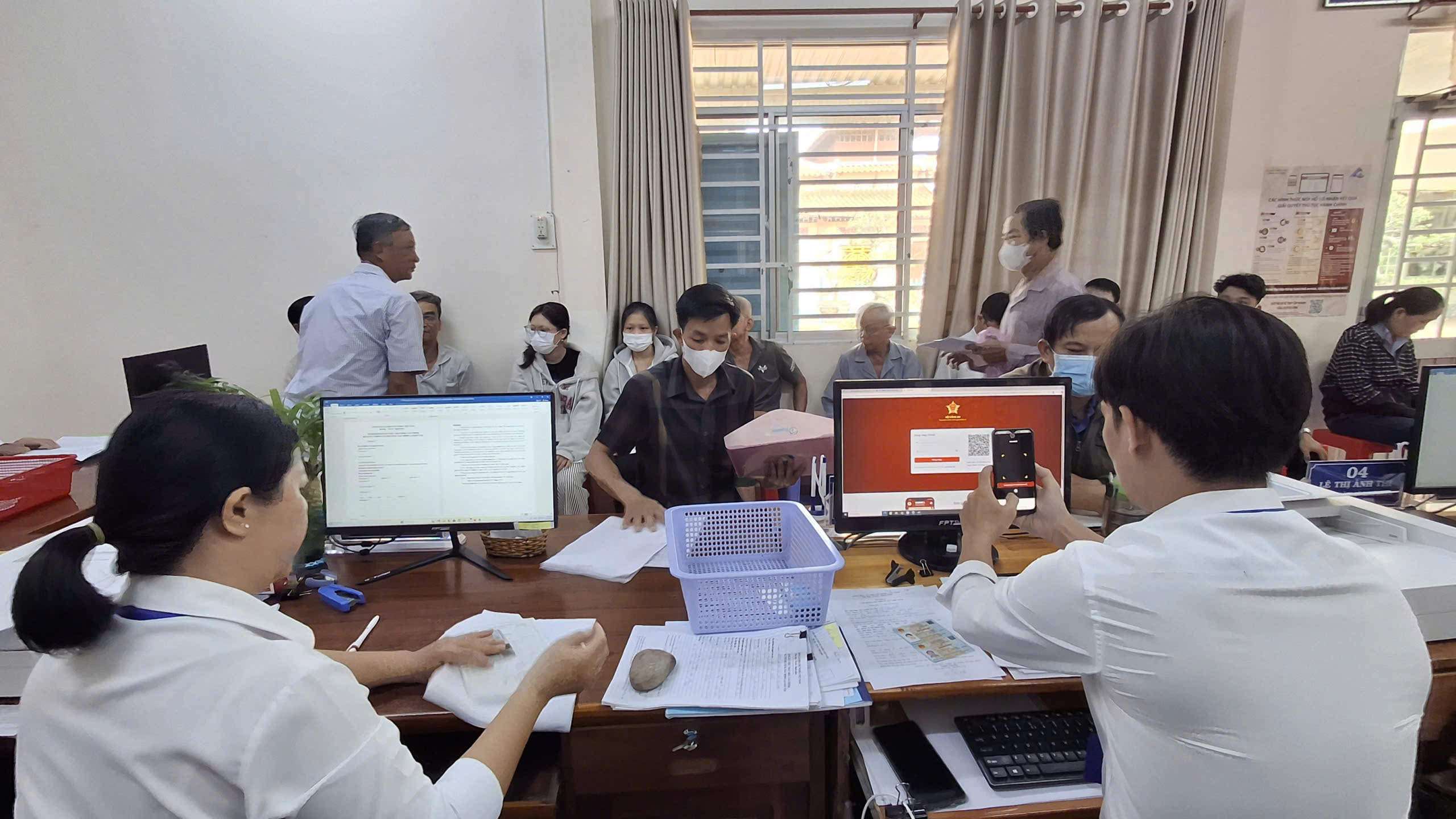 Công chức Trung tâm đang hướng dẫn thủ tục hành chính cho người dân