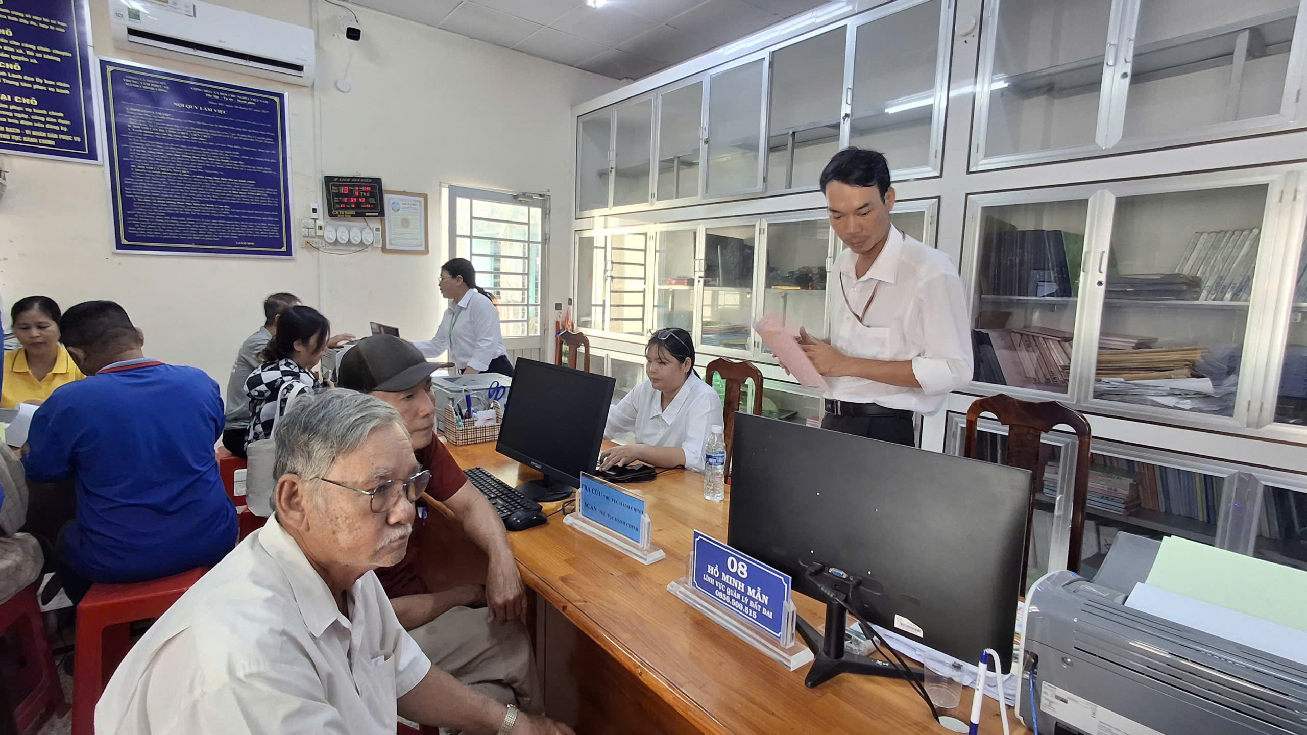 Công chức Trung tâm đang hướng dẫn thủ tục hành chính cho người dân