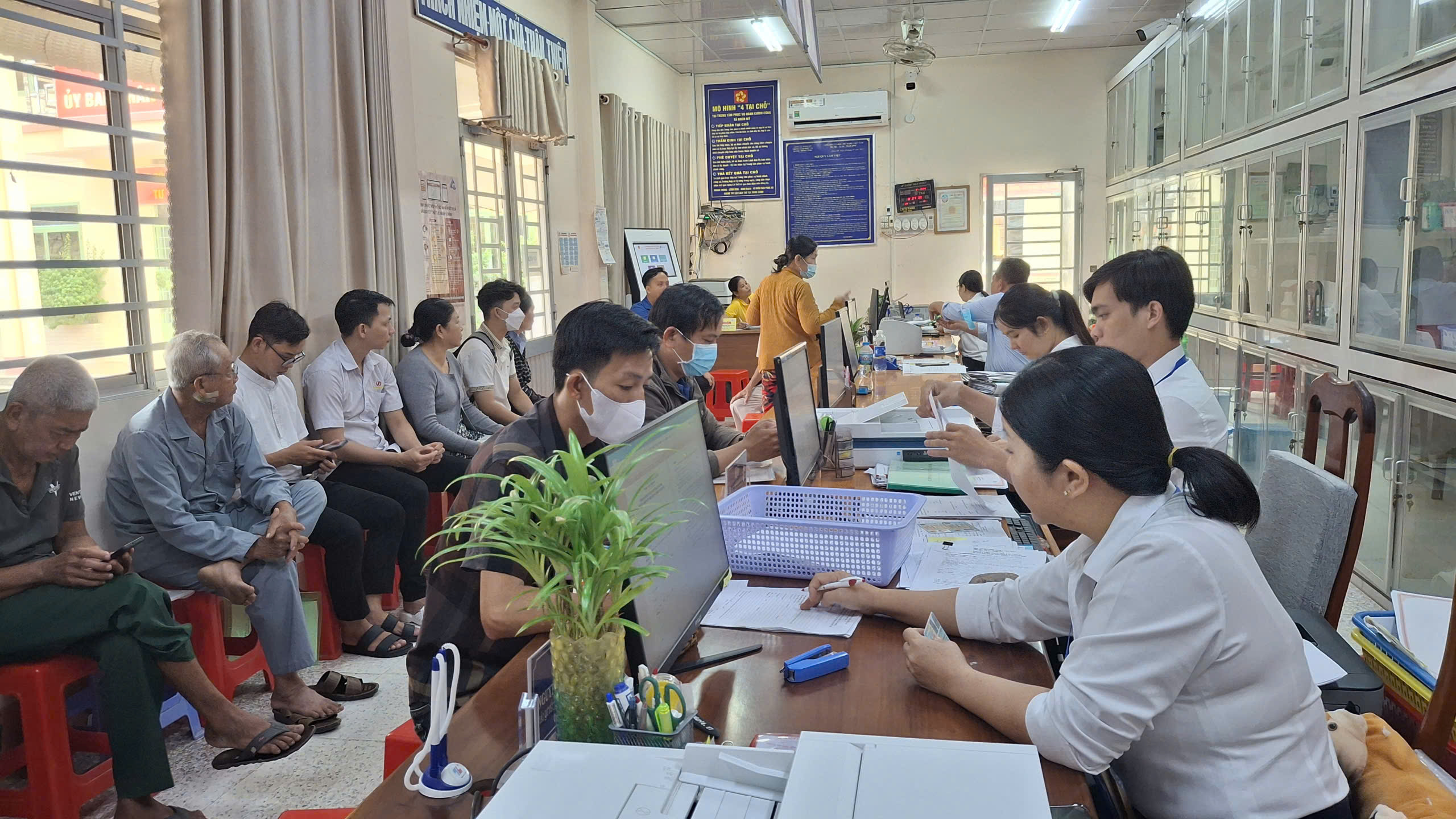 Công chức Trung tâm đang hướng dẫn thủ tục hành chính cho người dân