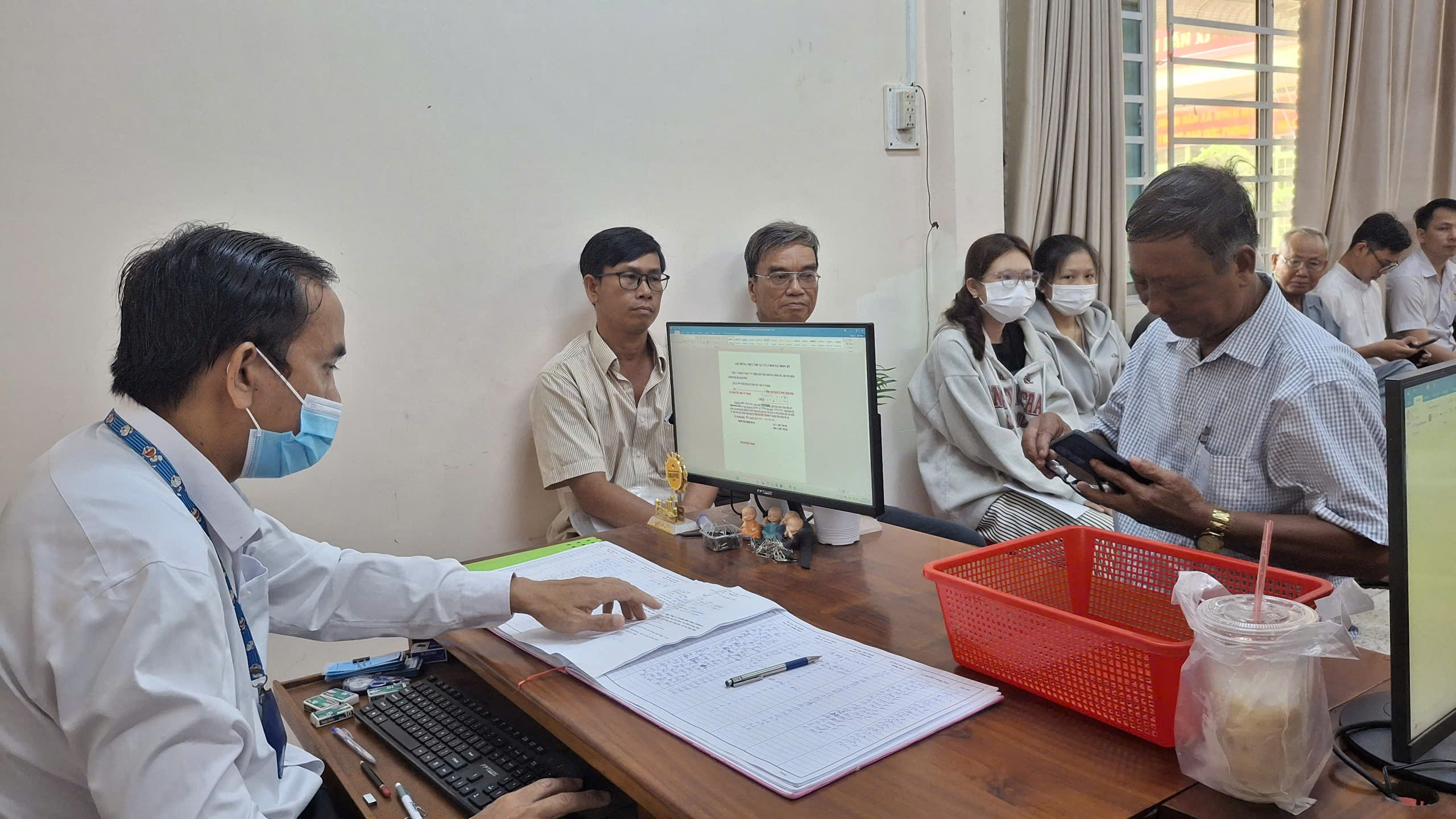 Công chức Trung tâm đang hướng dẫn thủ tục hành chính cho người dân