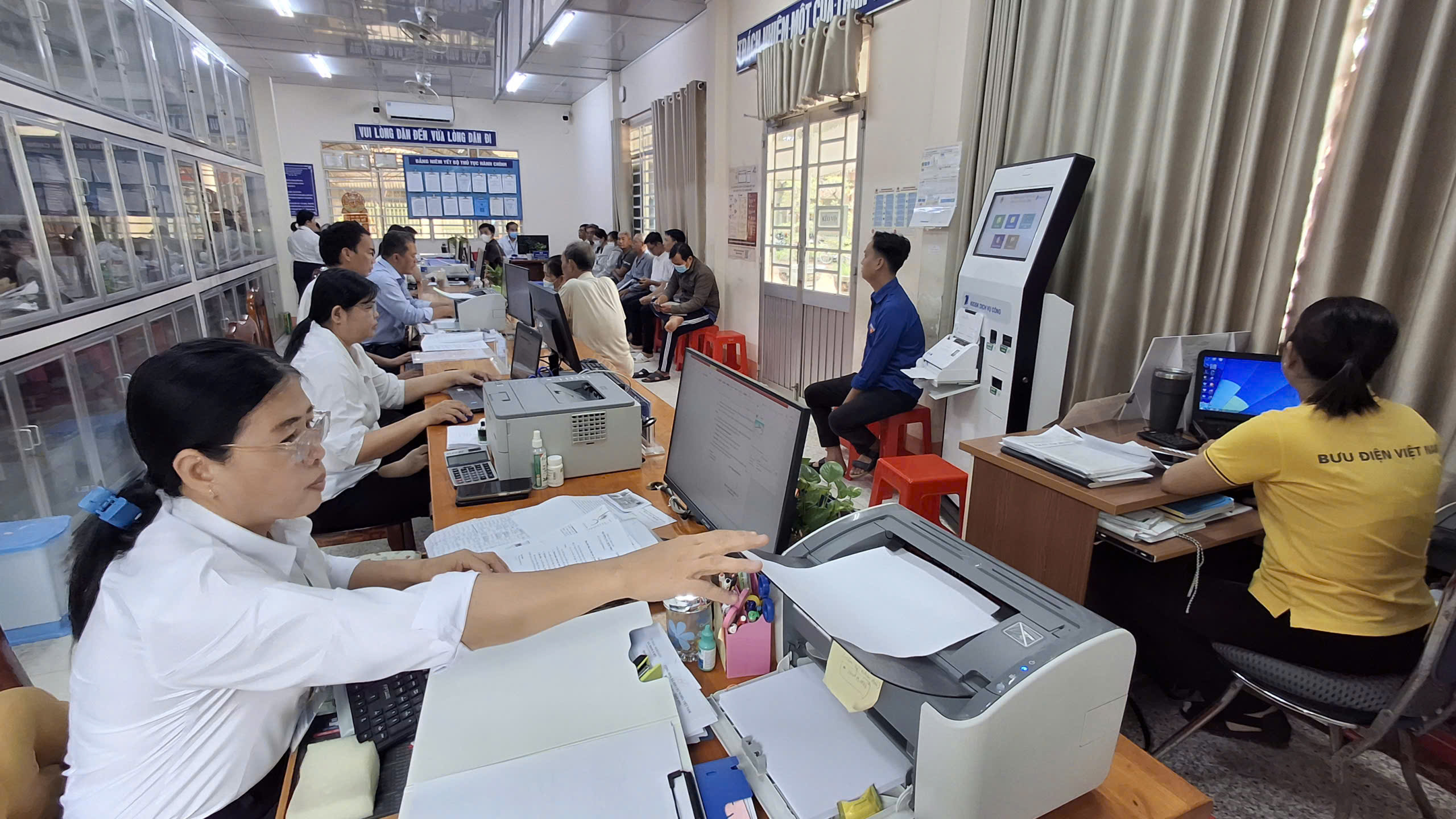 Công chức Trung tâm đang hoàn tất thủ tục hành chính cho người dân