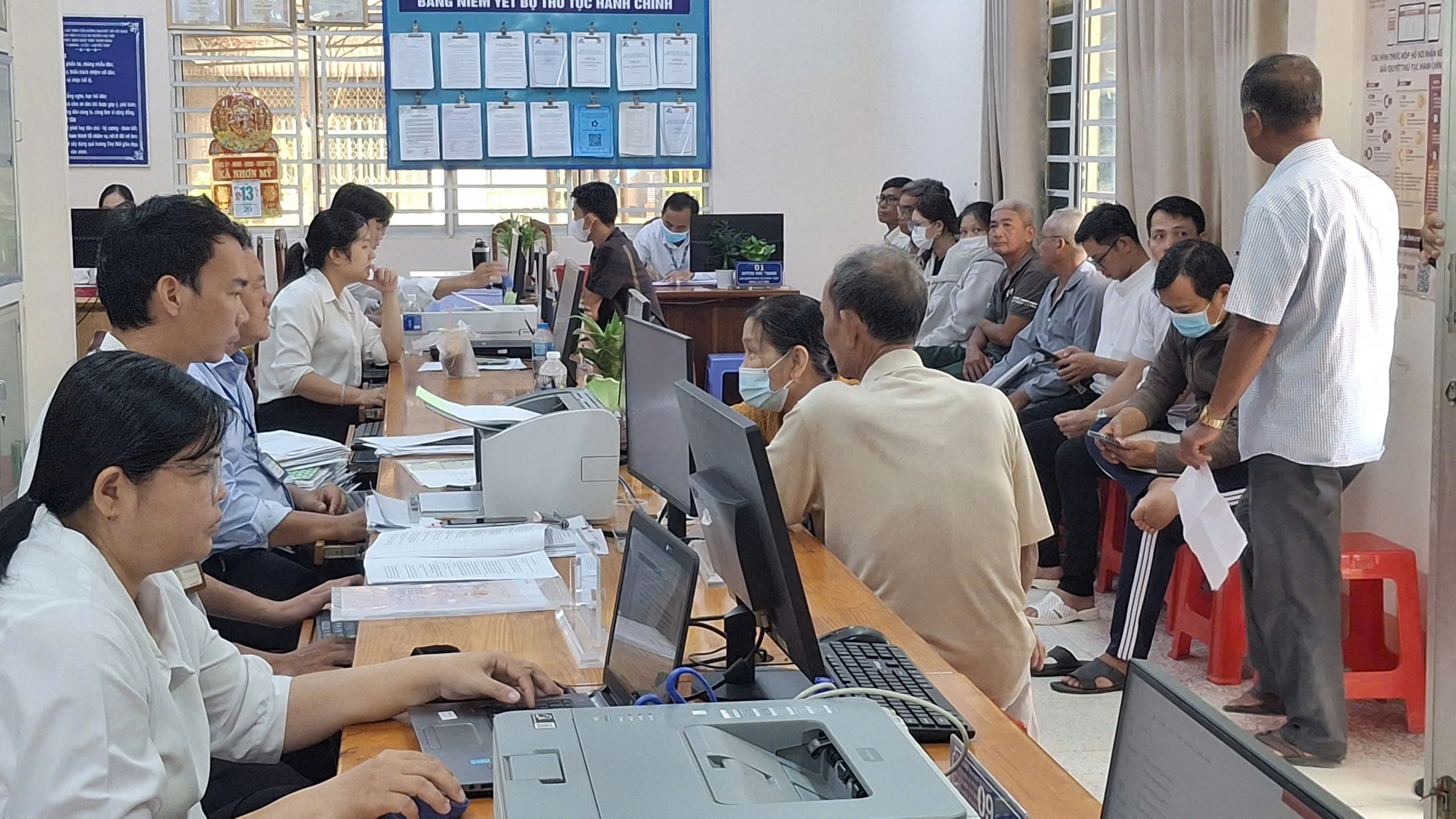 Công chức Trung tâm đang hướng dẫn thủ tục hành chính cho người dân
