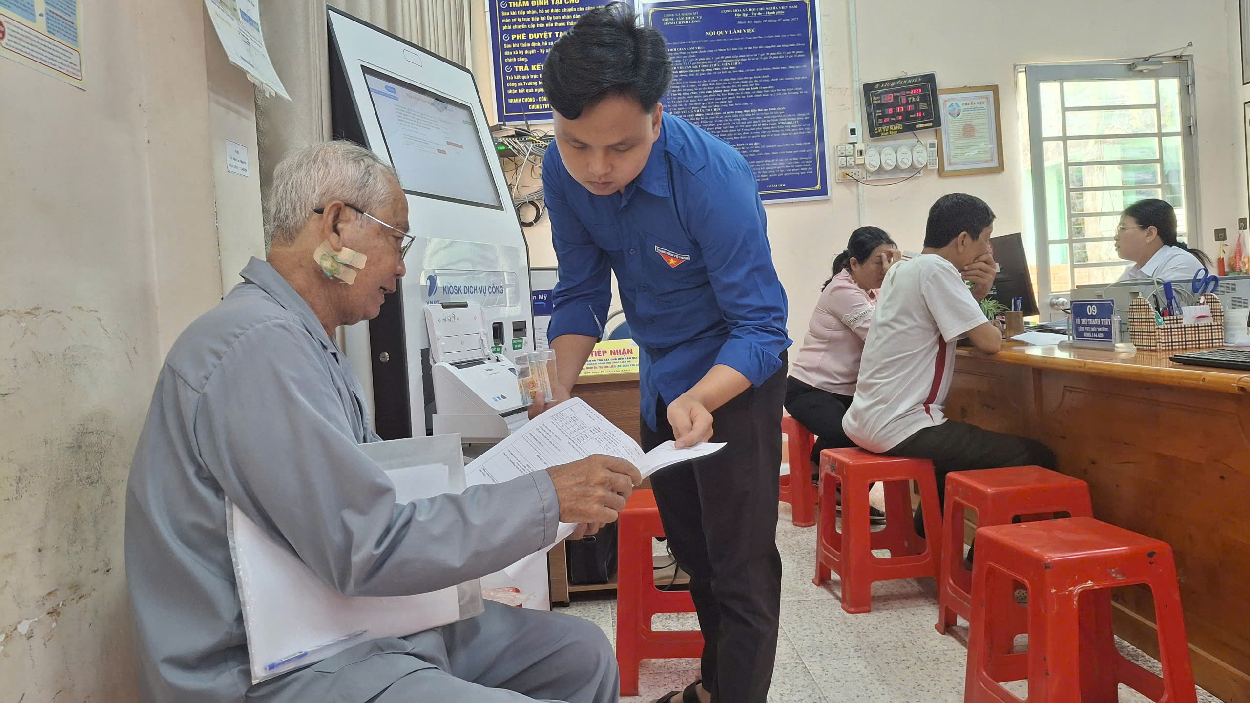 Đoàn thanh niên hỗ trợ người dânđăng ký thủ tục hành chính trực tuyến