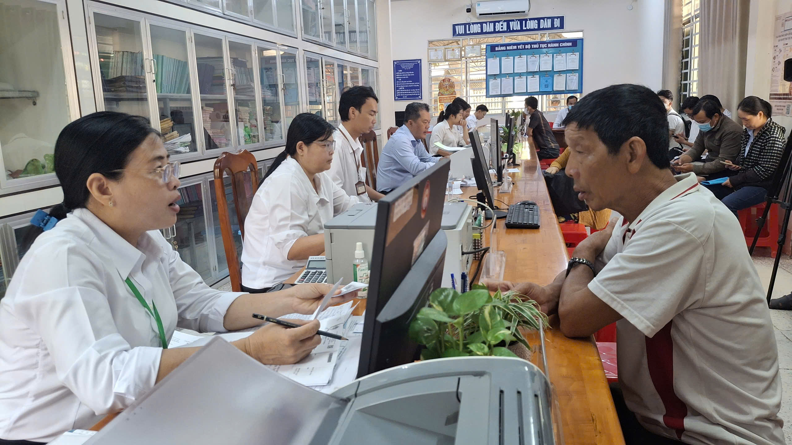 Công chức Trung tâm đang hướng dẫn thủ tục hành chính cho người dân
