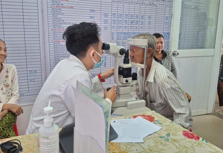 Hơn 500 hội viên nông dân - người cao tuổi – hoàn cảnh khó khăn được khám mắt miễn phí 