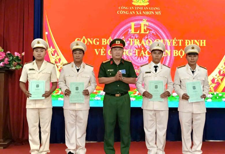 Công an xã Nhơn Mỹ công bố quyết định điều động cán bộ
