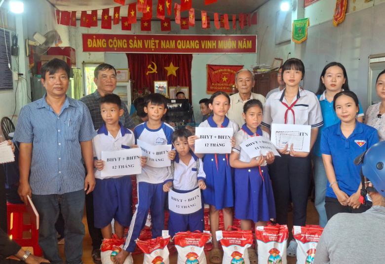 Ban ấp Nhơn An trao quà - BHYT cho người nghèo – học sinh hoàn cảnh khó khăn