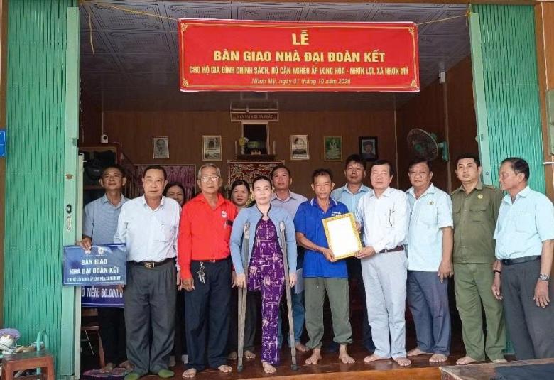 Hội chữ thập đỏ xã Nhơn Mỹ tổ chức sửa chữa, cất mới 03 căn nhà