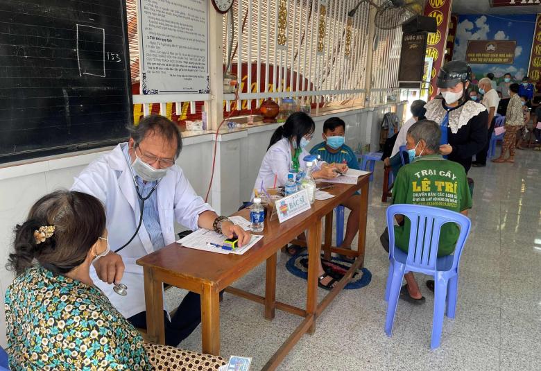 Khám chữa bệnh miễn phí cho 400 người dân