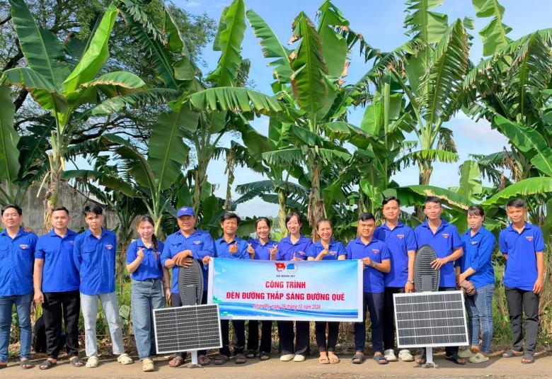 Tuổi trẻ Nhơn Mỹ thắp sáng đường quê