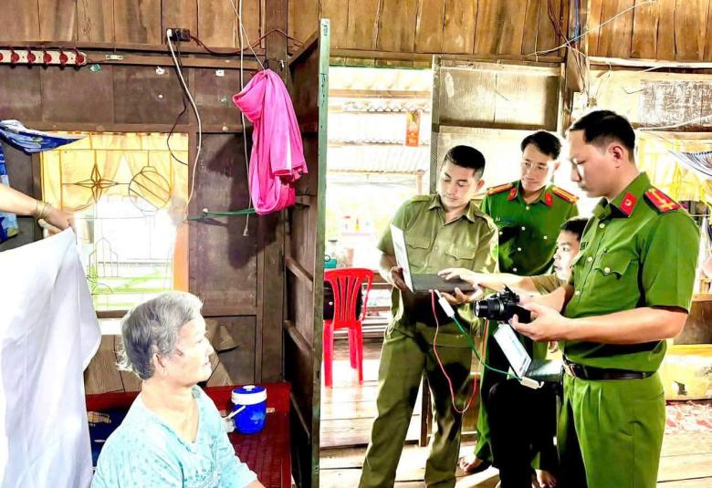 Công an Nhơn Mỹ đến tận nhà hỗ trợ người dân làm thẻ căn cước