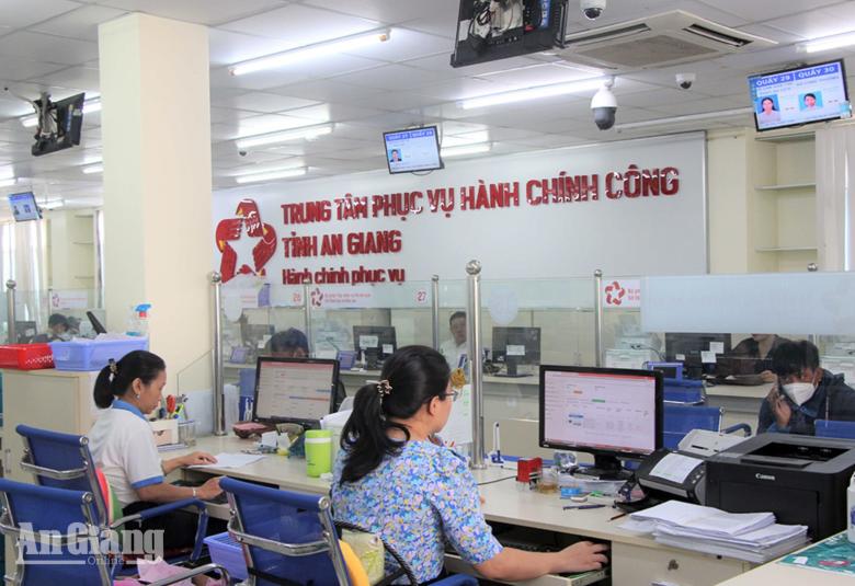 Hỗ trợ người dân thực hiện thủ tục hành chính tại Trung tâm Phục vụ hành chính công tỉnh An Giang. Ảnh: HẠNH CHÂU