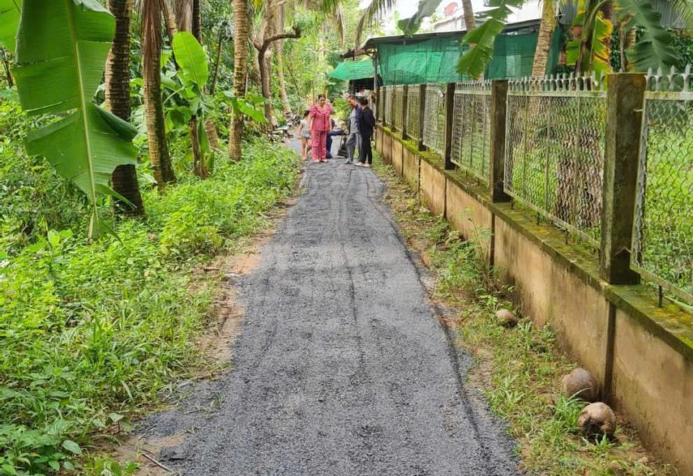 Rải đá tuyến đường giao thông nông thôn