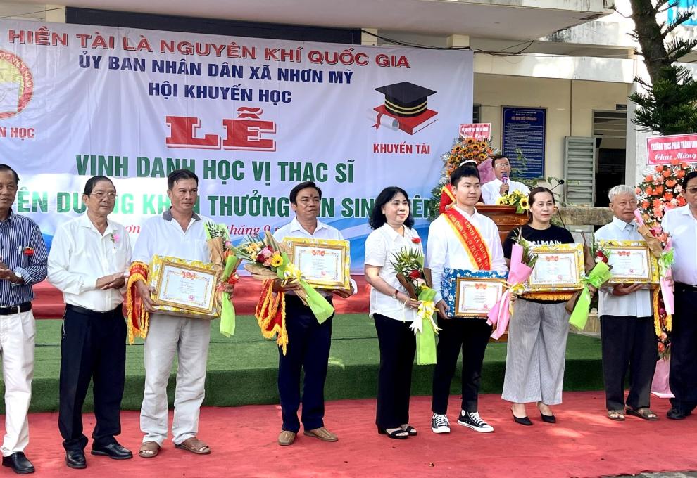 Nhơn Mỹ vinh danh thạc sĩ và tuyên dương tân sinh viên thi đỗ đại học