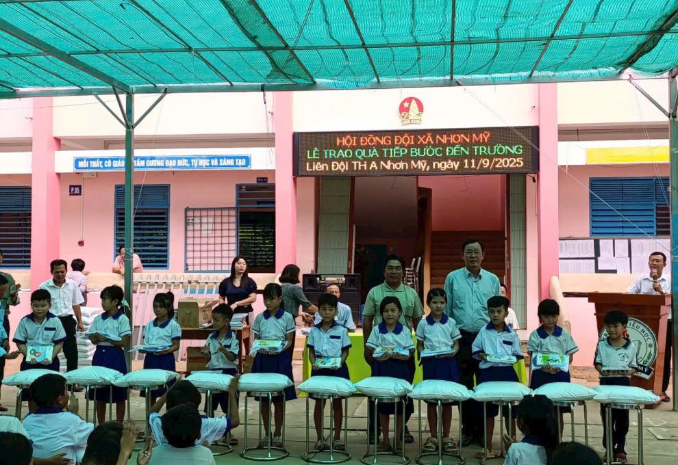 Trường Tiểu học A Nhơn Mỹ trao quà tiếp bước đến trường