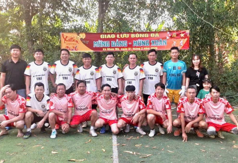 Giao lưu bóng đá mừng Xuân