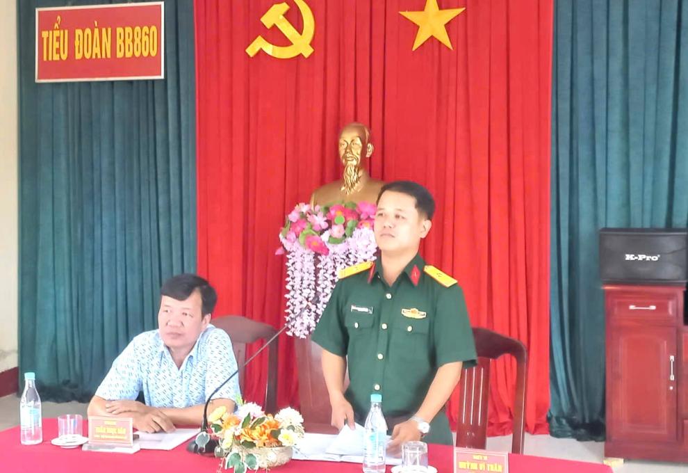 Thăm tặng quà cho chiến sĩ mới nhập ngũ tại Lữ đoàn 950