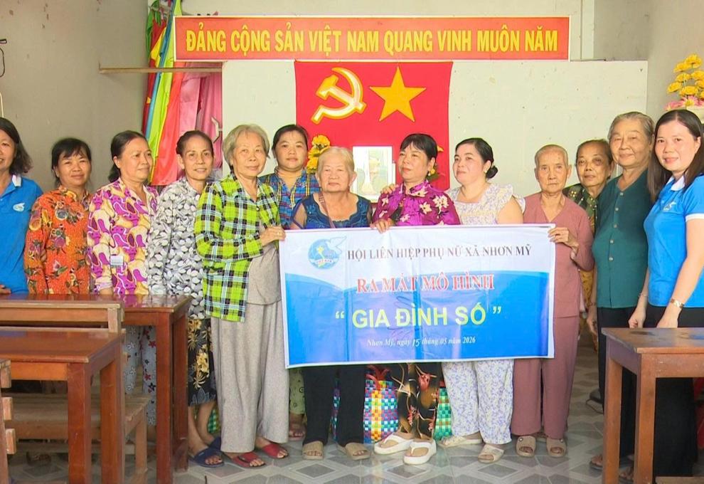 Hội LHPN Nhơn Mỹ ra mắt mô hình “tổ phụ nữ sử dụng giỏ xách đi chợ” và “gia đình số”