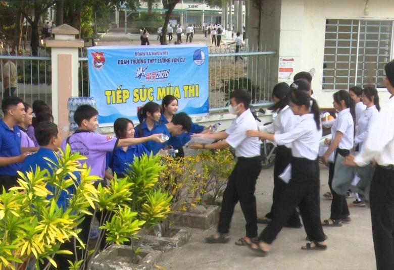 Khi sắc áo xanh đồng hành cùng sĩ tử trong các mùa thi