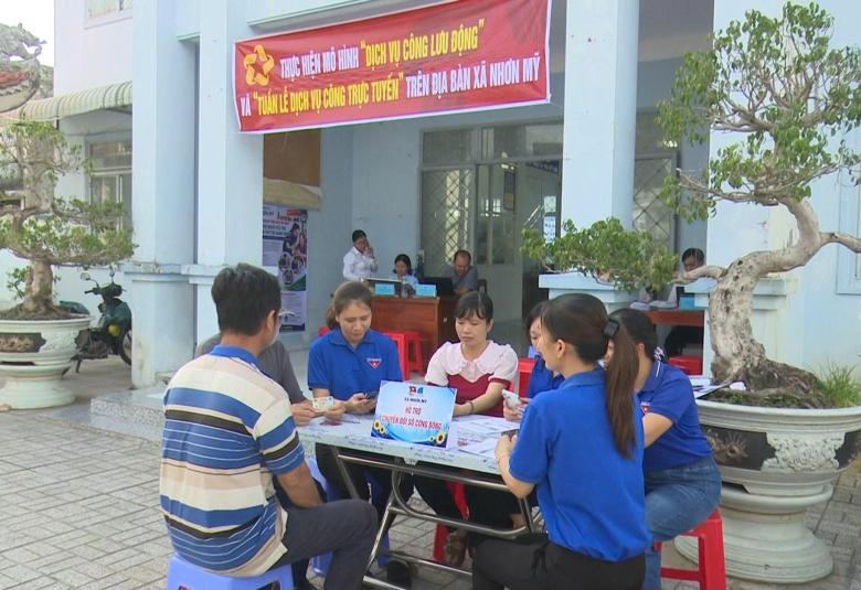 Đoàn thanh niên hỗ trợ người dân tích hợp ví điện tử