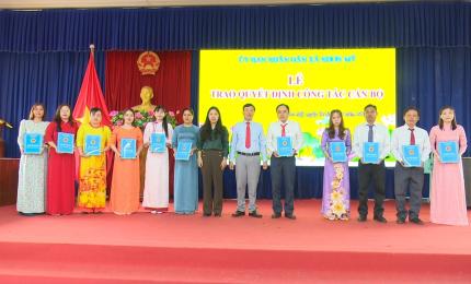 Nhơn Mỹ trao quyết định tiếp nhận người hoạt động không chuyên trách vào làm công chức