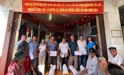 Ban ấp Nhơn An trao quà - tặng thẻ BHYT cho hộ nghèo và người có hoàn cảnh khó khăn