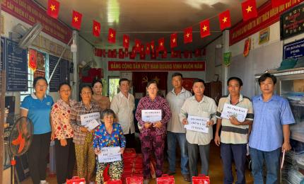 Ban ấp Nhơn An trao 60 phần quà và thẻ BHYT cho hộ nghèo - khó khăn