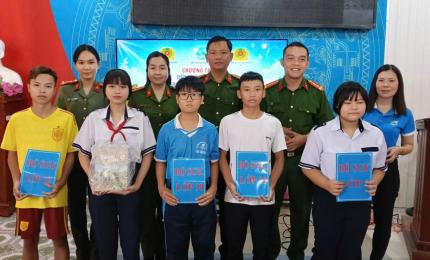 Nhơn Mỹ trao quà tiếp bước đến trường