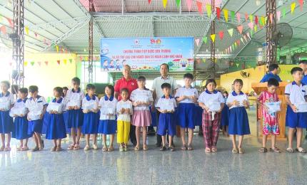 Nhơn Mỹ trao hơn 200 phần quà tiếp bước đến trường