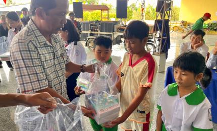 Trao quà cho hộ nghèo và học sinh khó khăn tại xã Nhơn Mỹ