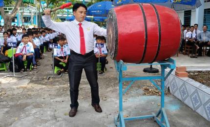 Phó chủ tịch UBND xã Hồ Hữu Hậu dự khai giảng tại phân hiệu 1 Trường THCS Nhơn Mỹ