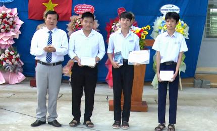 Bí thư Đảng ủy xã dự khai giảng Trường THPT Lương Văn Cù