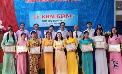 Tại trường THCS Nhơn Mỹ: Phó Bí thư Thường trực Đảng ủy xã Quang Lê Hồng Chuyên dự lễ khai giảng 
