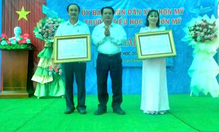 Chủ tịch UBND xã Nguyễn Hoàng Tuấn dự lẽ khai giảng tại Trường Tiểu học Nhơn Mỹ