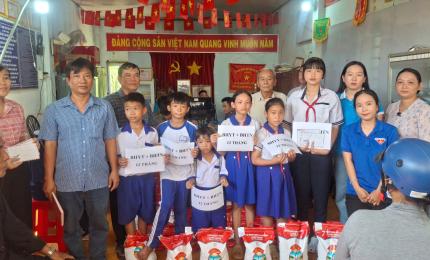 Ban ấp Nhơn An trao quà - BHYT cho người nghèo – học sinh hoàn cảnh khó khăn