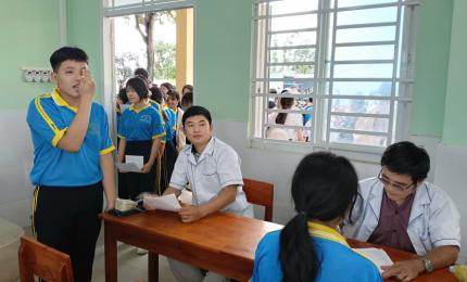 Trạm y tế xã Nhơn Mỹ khám sức khỏe định kỳ cho học sinh trường THPT Lương Văn Cù