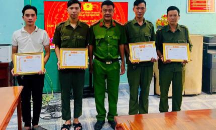 Công an xã Nhơn Mỹ trao khen thưởng các cá nhân có thành tích xuất sắc trong truy bắt tội phạm