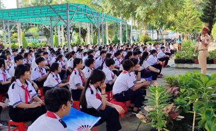 Công an xã Nhơn Mỹ phối hợp tuyên truyền pháp luật về trật tự, an toàn giao thông và kỹ năng lái xe an toàn cho học sinh