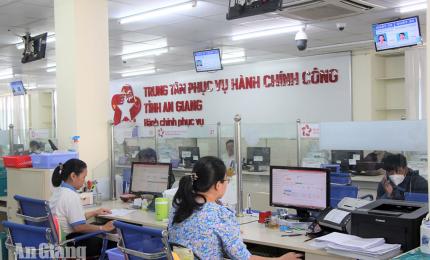 Hỗ trợ người dân thực hiện thủ tục hành chính tại Trung tâm Phục vụ hành chính công tỉnh An Giang. Ảnh: HẠNH CHÂU