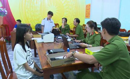 Công an xã Nhơn Mỹ cấp CCCD cho công dân từ đủ 14 tuổi 