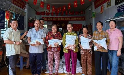 Chi hội Phụ nữ ấp Nhơn An cùng Ban ấp trao tặng 60 phần quà và 5 thẻ bảo hiểm y tế đến bà con nghèo – khó khăn