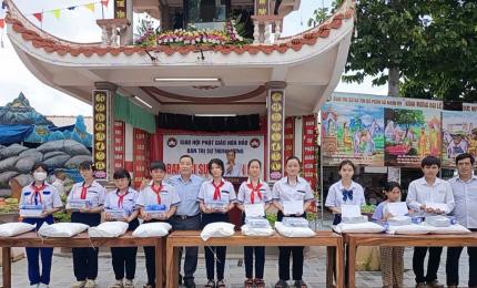 Trao tặng 80 phần quà cho người dân, học sinh khó khăn