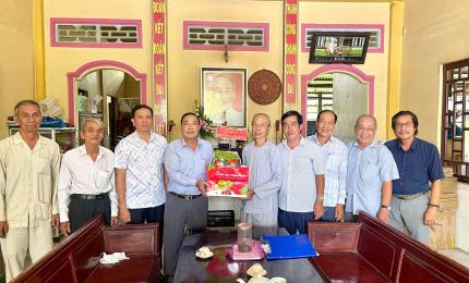 Lãnh đạo UBMTTQ Việt Nam xã Nhơn Mỹ thăm, chúc mừng Đại lễ Khai sáng đạo Phật giáo Hòa Hảo
