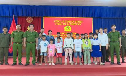 Công an Nhơn Mỹ trao tặng 22 phần quà cho trẻ em mồ côi 