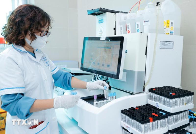 Không giống COVID-19, vốn lây lan dễ dàng qua đường hô hấp và có thể truyền từ người không triệu chứng, Nipah chủ yếu lây qua tiếp xúc gần với dịch cơ thể người bệnh, như nước bọt, dịch tiết hô hấp.