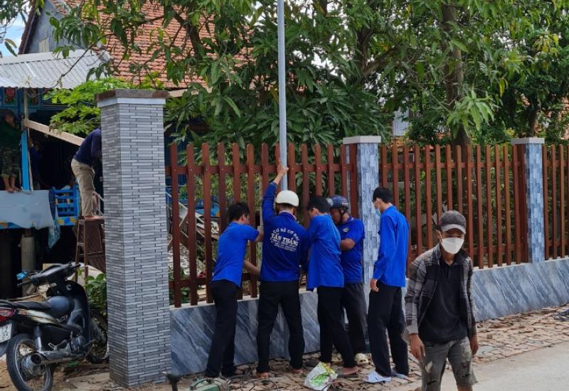 thanh niên đang lắp đèn năng lượng