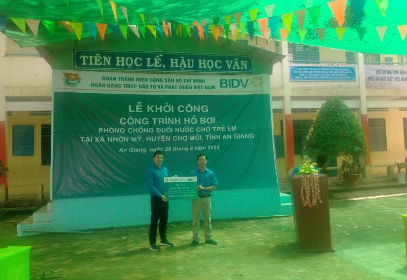 Lễ khởi công xay dựng hồ bơi